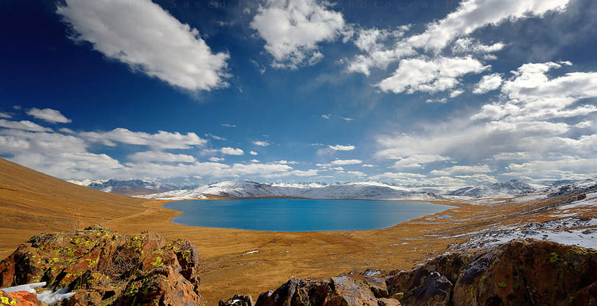 image of a beatiful blue lake in Pakistan